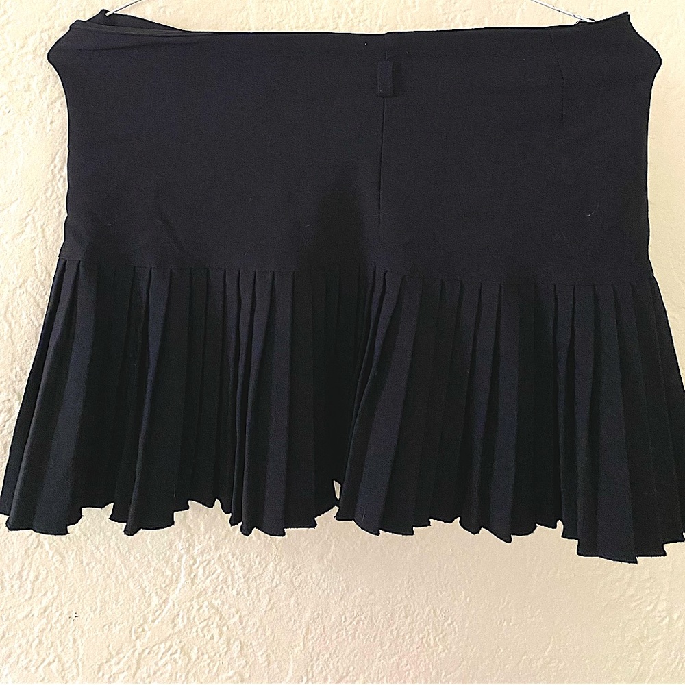 Y2K mini pleated skirt! Very early 2000s